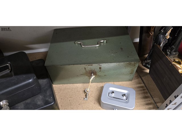 Lot 209 - metalen geldkoffers met sleutels 5 stuks - afbeelding 4 van  4