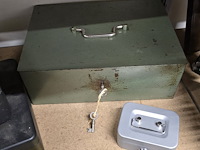 Lot 209 - metalen geldkoffers met sleutels 5 stuks - afbeelding 4 van  4