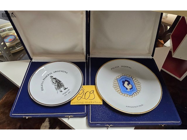 Lot 209 - politieborden argentinië in box 2 stuks - afbeelding 1 van  3