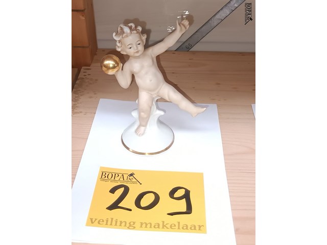 Lot 209 - porseleinen jongen met bal - afbeelding 1 van  3