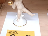 Lot 209 - porseleinen jongen met bal - afbeelding 1 van  3