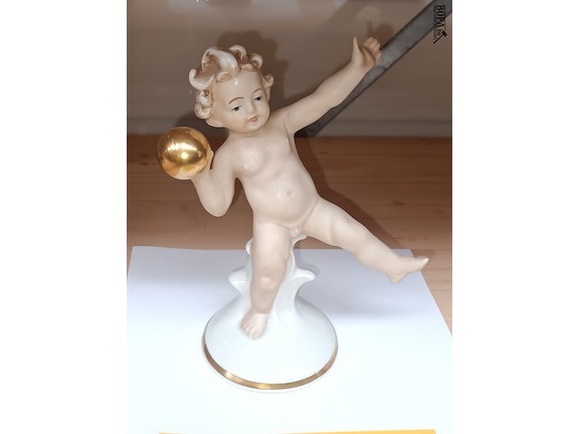 Lot 209 - porseleinen jongen met bal - afbeelding 2 van  3