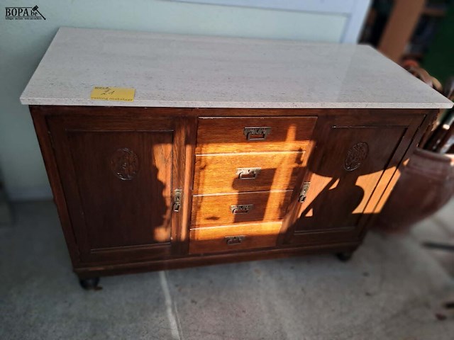 Lot 21 - antieken eiken dressoir met dik witgrijs marmeren blad, auth - afbeelding 1 van  5