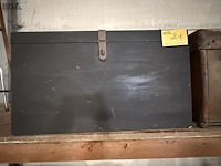 Lot 21 - antieken houten opbergkist zwart - vintage uitstraling