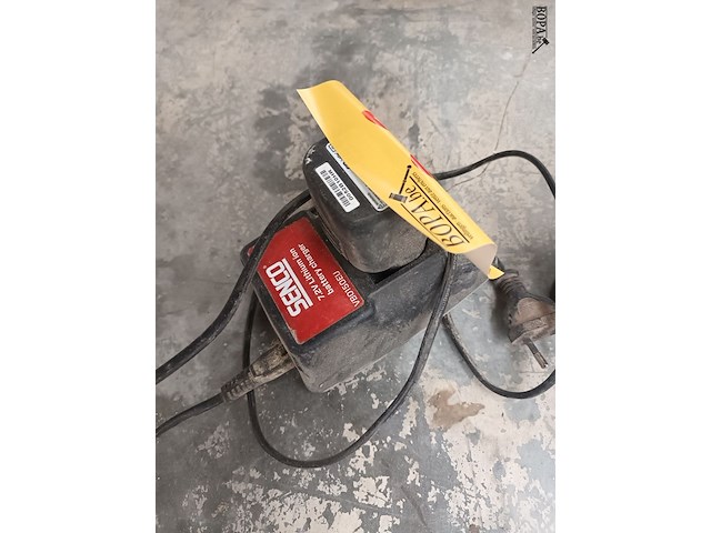 Lot 21 - batterijen en lader senco - afbeelding 1 van  3