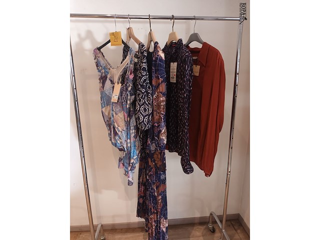 Lot 21 - blouses en kleedjes maat 40. 5 stuks - afbeelding 1 van  5