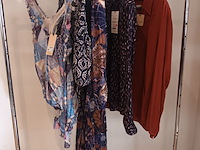 Lot 21 - blouses en kleedjes maat 40. 5 stuks