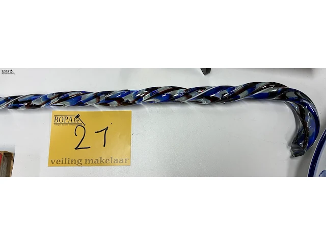 Lot 21 - gedraaide glazen wandelstok/paradestok - afbeelding 1 van  2