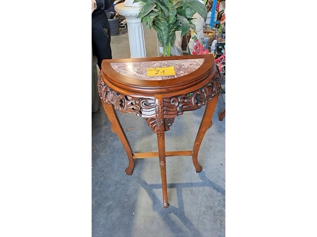 Lot 21 - halfronde chinese demi-lune consoletafel van hout met pracht - afbeelding 1 van  5