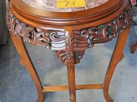 Lot 21 - halfronde chinese demi-lune consoletafel van hout met pracht - afbeelding 1 van  5