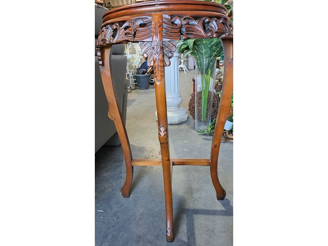 Lot 21 - halfronde chinese demi-lune consoletafel van hout met pracht - afbeelding 2 van  5
