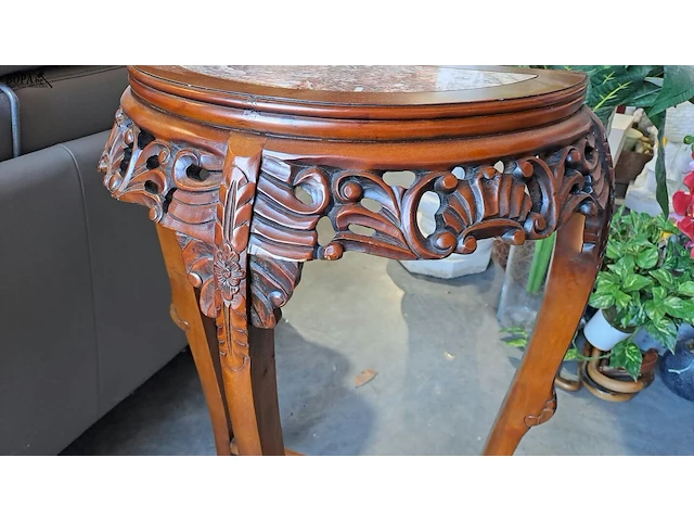 Lot 21 - halfronde chinese demi-lune consoletafel van hout met pracht - afbeelding 3 van  5