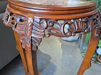 Lot 21 - halfronde chinese demi-lune consoletafel van hout met pracht - afbeelding 3 van  5