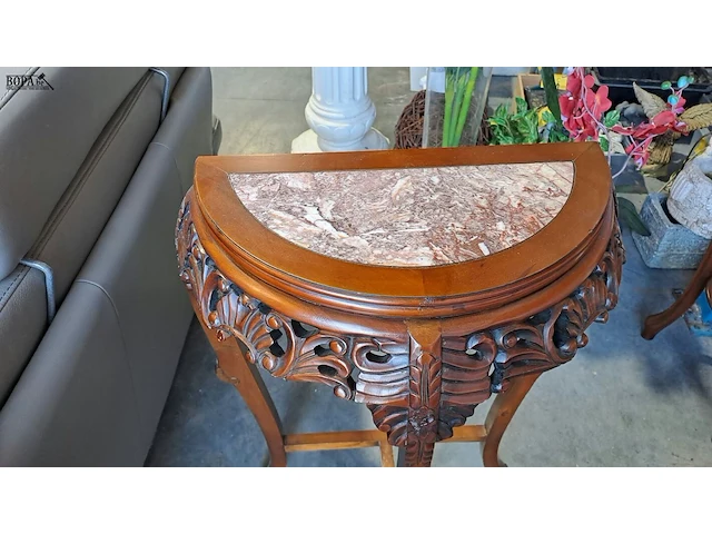 Lot 21 - halfronde chinese demi-lune consoletafel van hout met pracht - afbeelding 4 van  5