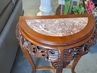 Lot 21 - halfronde chinese demi-lune consoletafel van hout met pracht - afbeelding 4 van  5
