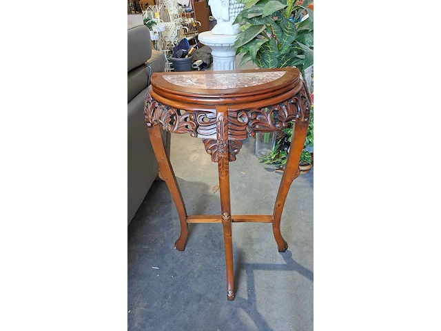 Lot 21 - halfronde chinese demi-lune consoletafel van hout met pracht - afbeelding 5 van  5