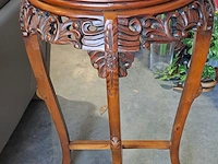Lot 21 - halfronde chinese demi-lune consoletafel van hout met pracht - afbeelding 5 van  5