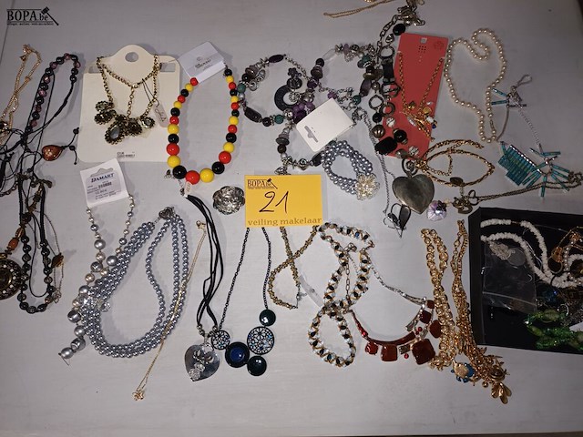 Lot 21 - halskettingen. 40 stuks - afbeelding 1 van  6