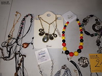 Lot 21 - halskettingen. 40 stuks - afbeelding 4 van  6