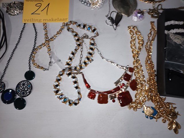 Lot 21 - halskettingen. 40 stuks - afbeelding 6 van  6