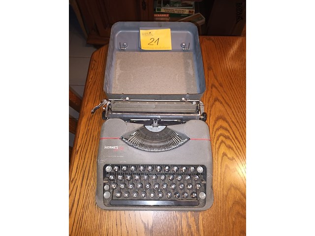Lot 21 - hermes baby typemachine - afbeelding 1 van  4
