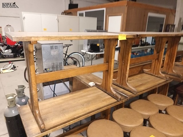 Lot 21 - houten café tafel. 4 stuks - afbeelding 1 van  5