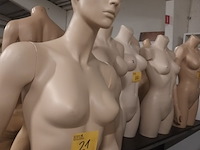 Lot 21 - huidskleur paspop vrouw op voet