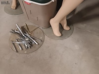 Lot 21 - huidskleur paspop vrouw op voet - afbeelding 3 van  3