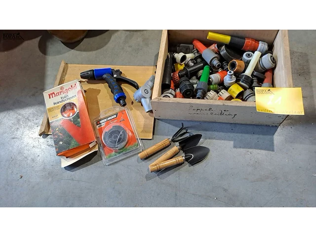 Lot 21 - kist met ass. tuinslangaccessoires, handschoenen etc - circa - afbeelding 1 van  4