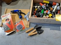 Lot 21 - kist met ass. tuinslangaccessoires, handschoenen etc - circa