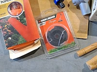 Lot 21 - kist met ass. tuinslangaccessoires, handschoenen etc - circa - afbeelding 2 van  4