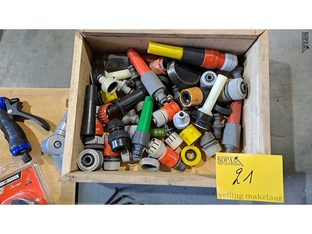 Lot 21 - kist met ass. tuinslangaccessoires, handschoenen etc - circa - afbeelding 3 van  4
