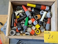 Lot 21 - kist met ass. tuinslangaccessoires, handschoenen etc - circa - afbeelding 3 van  4