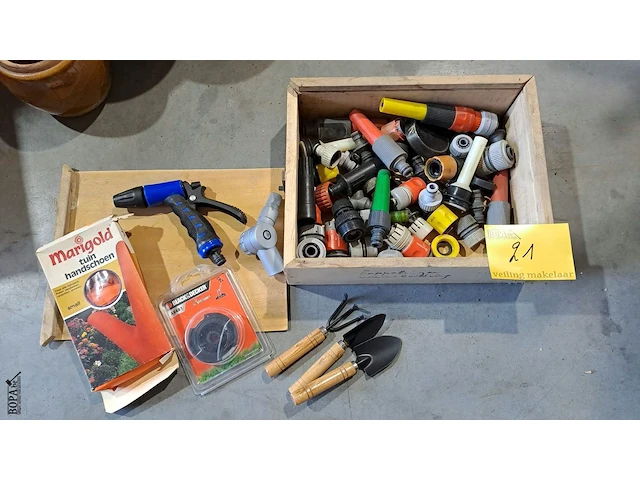 Lot 21 - kist met ass. tuinslangaccessoires, handschoenen etc - circa - afbeelding 4 van  4