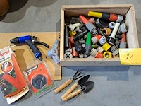 Lot 21 - kist met ass. tuinslangaccessoires, handschoenen etc - circa - afbeelding 4 van  4