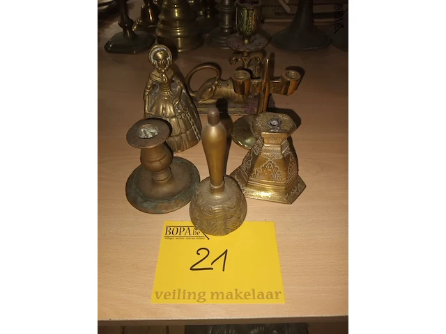 Lot 21 - koperen bellen en kandelaars. 6 stuks - afbeelding 1 van  5