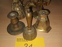 Lot 21 - koperen bellen en kandelaars. 6 stuks
