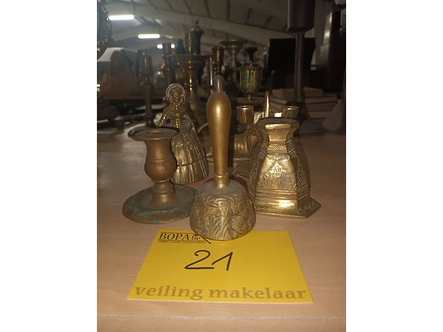 Lot 21 - koperen bellen en kandelaars. 6 stuks - afbeelding 2 van  5