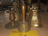 Lot 21 - koperen bellen en kandelaars. 6 stuks - afbeelding 2 van  5