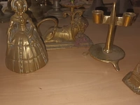 Lot 21 - koperen bellen en kandelaars. 6 stuks - afbeelding 3 van  5