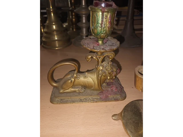 Lot 21 - koperen bellen en kandelaars. 6 stuks - afbeelding 4 van  5