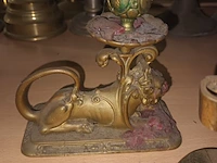 Lot 21 - koperen bellen en kandelaars. 6 stuks - afbeelding 4 van  5
