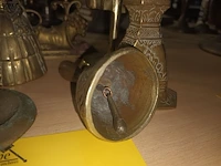 Lot 21 - koperen bellen en kandelaars. 6 stuks - afbeelding 5 van  5
