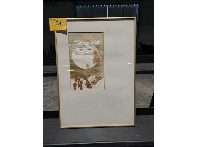 Lot 21 - kunstwerk in reliëf van gedroogde planten in goudkleurige al - afbeelding 1 van  4