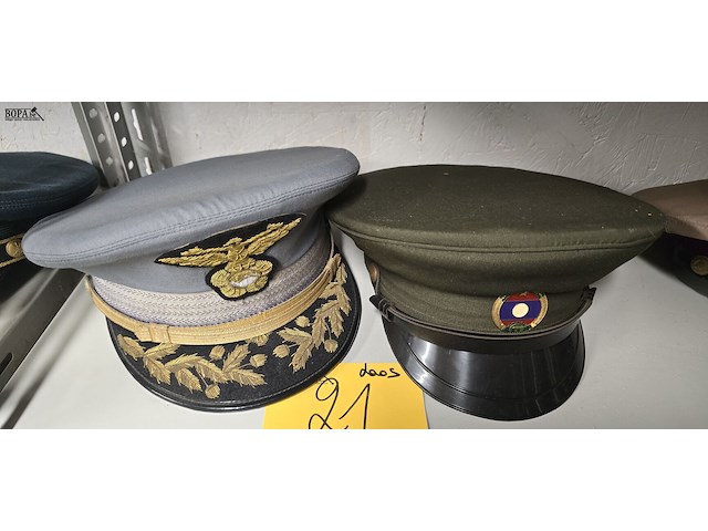 Lot 21 - laos 2 kepies - afbeelding 1 van  3