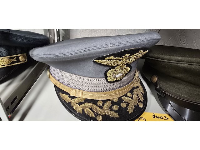 Lot 21 - laos 2 kepies - afbeelding 2 van  3