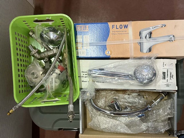 Lot 21 - lot sanitair materiaal, koppelstukken en kranen - afbeelding 2 van  2