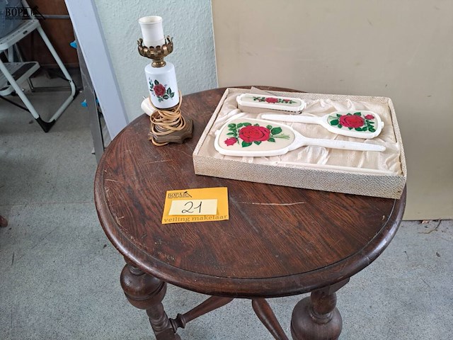 Lot 21 - lot vintage kaptafelset en standaard tafellamp rozenmotief - afbeelding 1 van  1