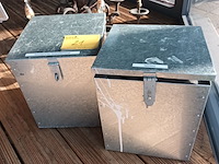 Lot 21 - metalen opbergbox. 2 stuks