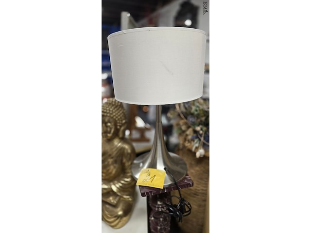 Lot 21 - moderne tafellamp op inox voet - afbeelding 1 van  3